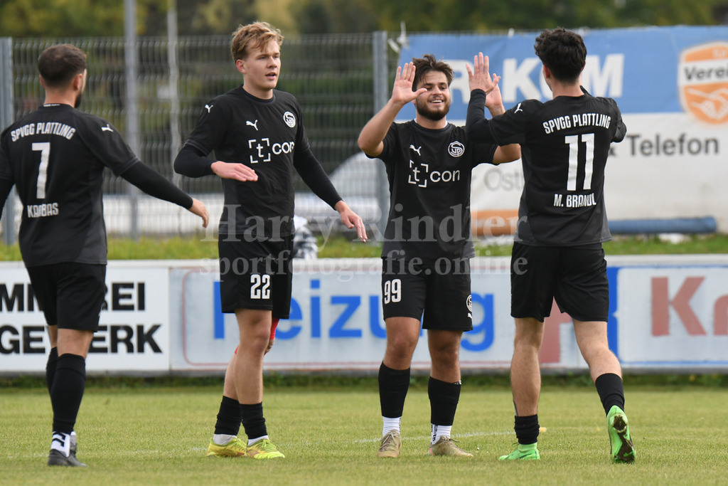 SpVgg Plattling : FC Walkertshofen | Plattling feiert den zweiten Treffer v.l. Jan Karabas (SpVgg Plattling); Sebastian Niedermayer (SpVgg Plattling); Samuel Gwinner (SpVgg Plattling); Maximilian Brandl (SpVgg Plattling) - Realisiert mit Pictrs.com