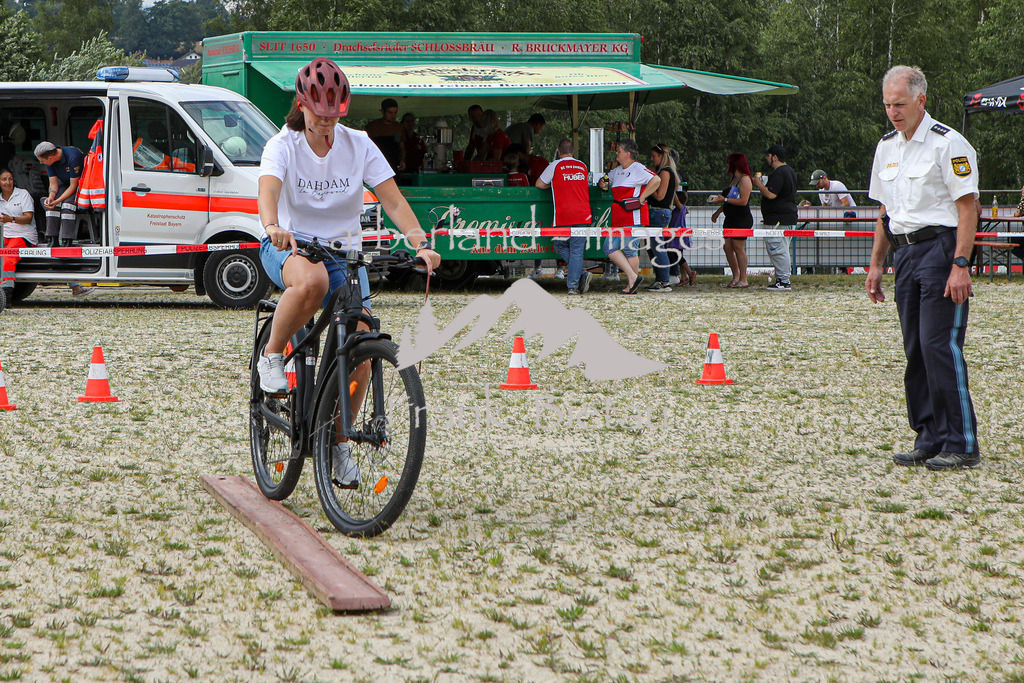 OE7A8619 | die Polizei bietet auf einem Parcour Tipss zum sicheren fahren mit dem Ebike