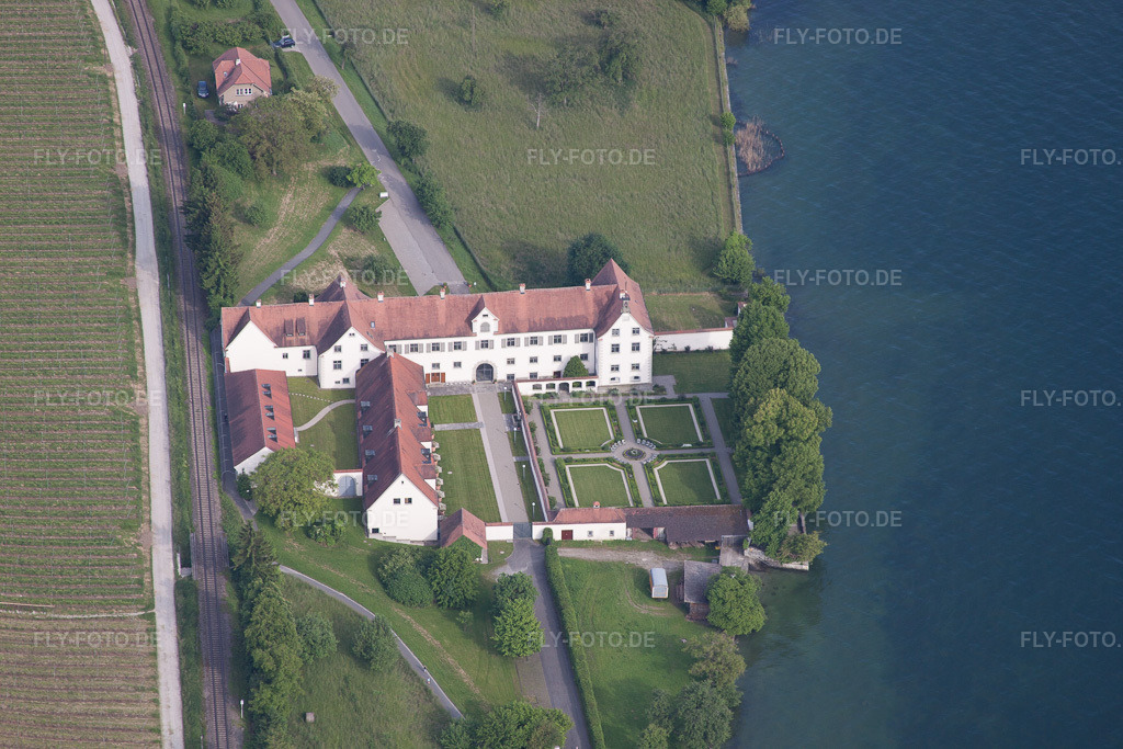 Luftbild: Burganlage des Schloß Bodensee-Schloß Maurach im Ortsteil Seefelden in Uhldingen-Mühlhofen im Bundesland Baden-Württemberg in Deutschland. Foto: IMG_57539.jpg vom 08.06.2013 durch Werner Riehm/FLY-FOTO.de