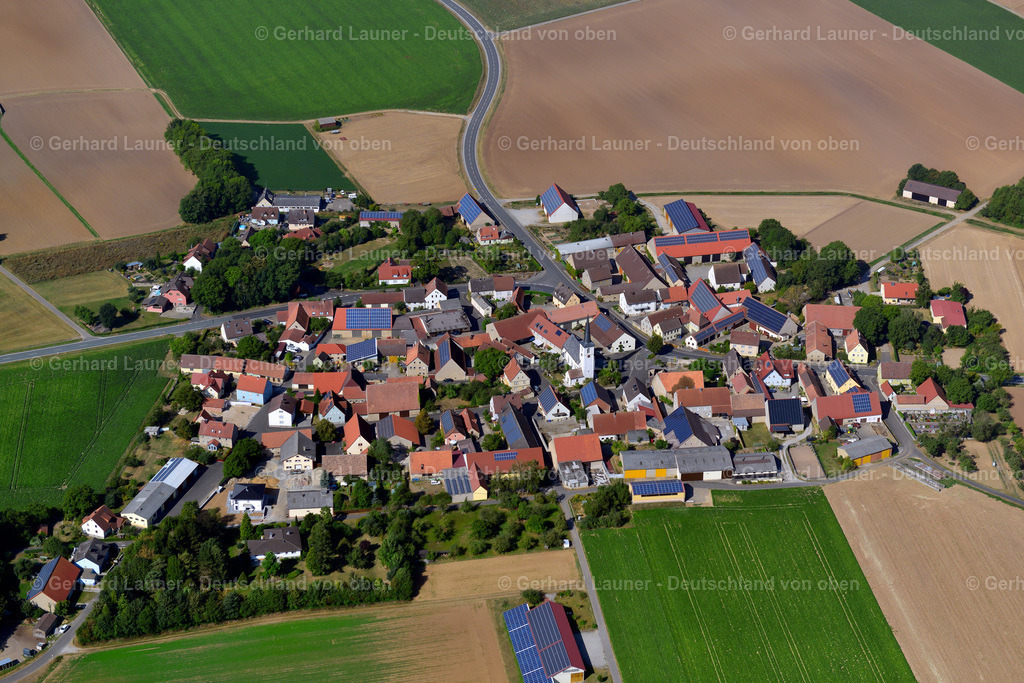 3650460 | OELLINGEN 13.09.2016 Landwirtschaftliche Nutzflächen und Feldgrenzen  umsäumen das Siedlungsgebiet des Dorfes in Oellingen im Bundesland Bayern, Deutschland // Agricultural land and field boundaries surround the settlement area of the village  in Oellingen in the state Bavaria, Germany Foto: Gerhard Launer