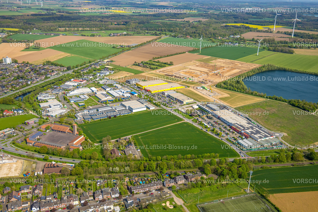 Goch240402698 | Luftbild, Gewerbegebiet an der Bundesstraße B67 und Uedemer Straße, Poco Möbelhaus, Feuerwache I Goch-Mitte Freiwillige Feuerwehr, Baugebiet am Gocher Grenzweg, Sandgrube Höster Feld, Goch, Niederrhein, Nordrhein-Westfalen, Deutschland