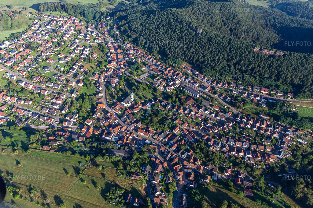 Luftbild: Ortsansicht von Südosten in Busenberg im Bundesland Rheinland-Pfalz in Deutschland. Foto: IMG_143189.jpg vom 06.08.2024 durch Werner Riehm/FLY-FOTO.de