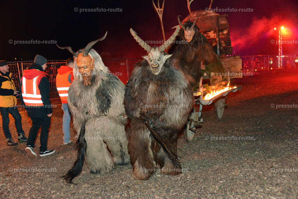 news-2022-Dez03-Krampusumzug-Reutte-WTV_5684 | Info aus dem Bezirk Reutte/Ausserfern Tirol sowie eine umfangreiche Bilddatenbank über die gesamte Region: Lechtal, Talkessel Reutte, Tannheimertal, Zwischentoren. Lech, Plansee, Zugspitze, Grenztunnel, B179, Fernpassstraße, Verkehr, Lawinen, Tradition, - Realisiert mit Pictrs.com