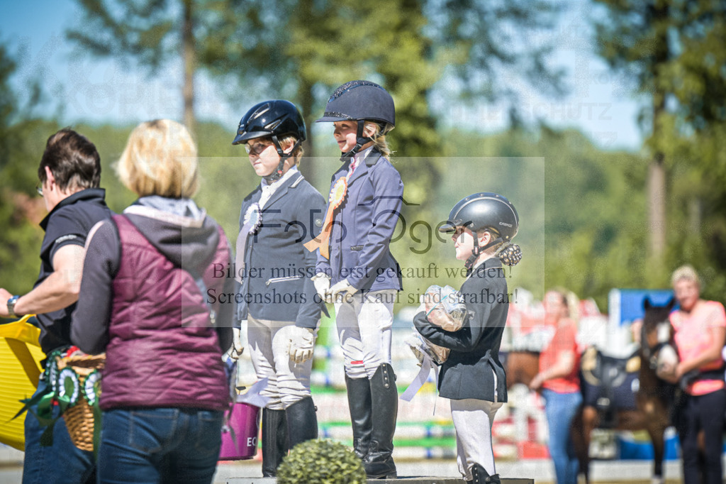 DOS_8659 | Entdecke hochwertige Reitturnierfotos von Foto Oger. Professionell, emotional und authentisch – jetzt Lieblingsmomente im Shop bestellen.Deutschlandweite Turnierfotografie. - Realisiert mit Pictrs.com