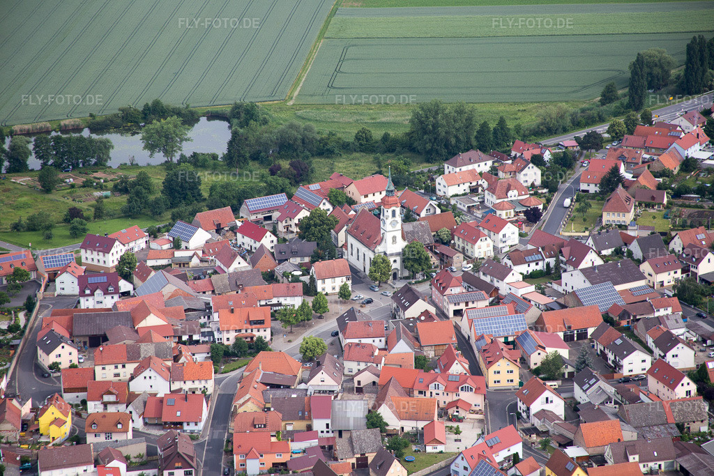 Luftbild: St. Laurentius im Ortsteil Heidenfeld in Röthlein im Bundesland Bayern in Deutschland. Foto: IMG_089848.jpg vom 11.06.2016 durch Werner Riehm/FLY-FOTO.de