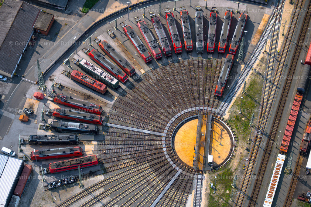 4047565 | NüRNBERG 21.08.2021 Gleisanlagen und Schienenstrecken am Rundschuppen ( auch Lokschuppen, Lokhalle oder Triebfahrzeughalle ) des Bahn- Betriebswerkes im Ortsteil Rangierbahnhof in Nürnberg im Bundesland Bayern, Deutschland. Weiterführende Informationen bei: DB Netz AG,  Deutsche Bahn AG. // Trackage and rail routes on the roundhouse - locomotive hall of the railway operations work in the district Rangierbahnhof in Nuremberg in the state Bavaria, Germany. Further information at: DB Netz AG,  Deutsche Bahn AG. Foto: Gerhard Launer