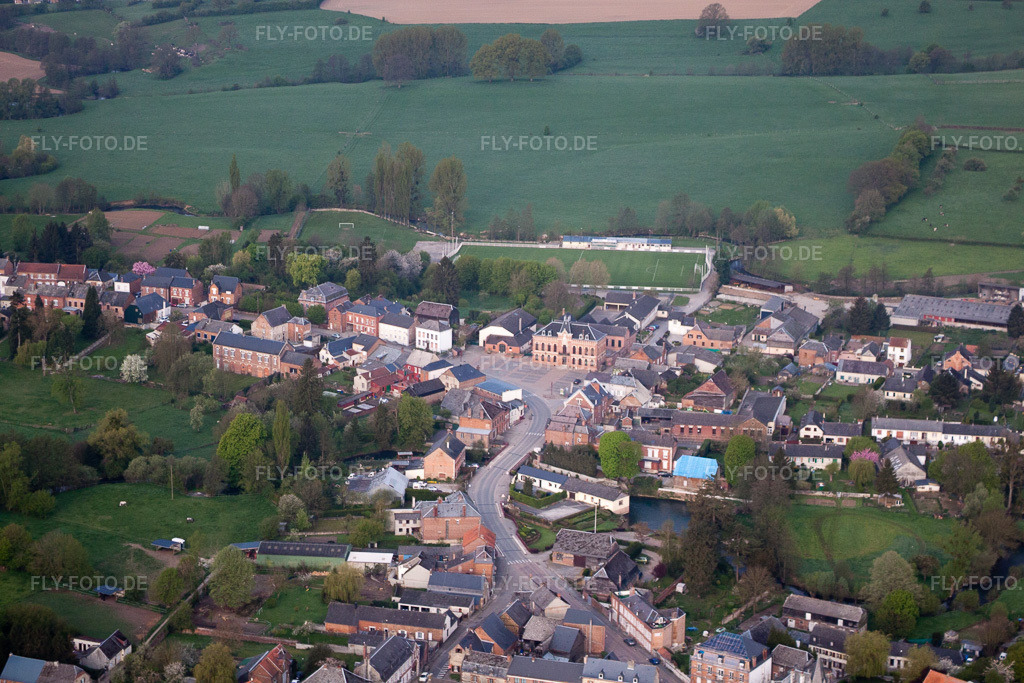 Luftbild: Ortsansicht in Origny-en-Thiérache im Bundesland Aisne in Frankreich. Foto: IMG_39934.jpg vom 17.04.2011 durch Werner Riehm/FLY-FOTO.de