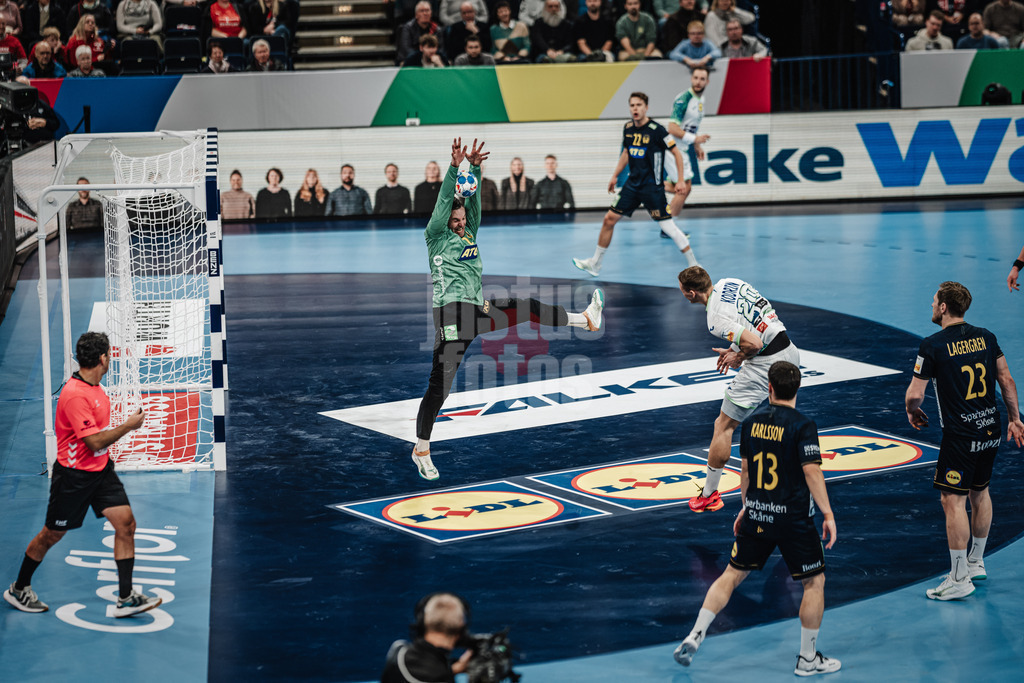 Handball | Herren | EHF EURO 2024 | European Championshop Men 2024 Final Tournament | Slowenien vs. Schweden | 17.01.2024 | Andreas Palicka (#12, Schweden, SWE) hält den Ball von Tilen Kodrin (#20, Slowenien, SLO)