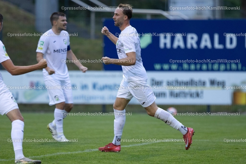 xKWIx29082501180 | 29.08.2025, xkwix, Fußball, Regionalliga West, SSVg Velbert - FC Gütersloh, IMS Arena: Torjubel nach dem Tor zum 0:1 durch Julius Langfeld (FC Gütersloh #10)