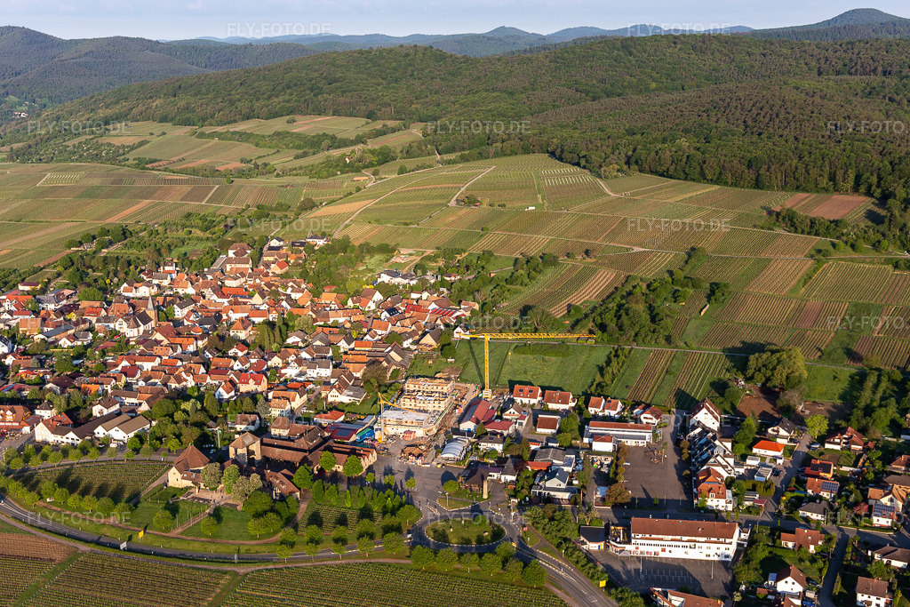 Luftbild: Neubau hinter dem Weintor in Schweigen im Ortsteil Schweigen in Schweigen-Rechtenbach im Bundesland Rheinland-Pfalz in Deutschland. Foto: IMG_120652.jpg vom 03.05.2020 durch Werner Riehm/FLY-FOTO.de