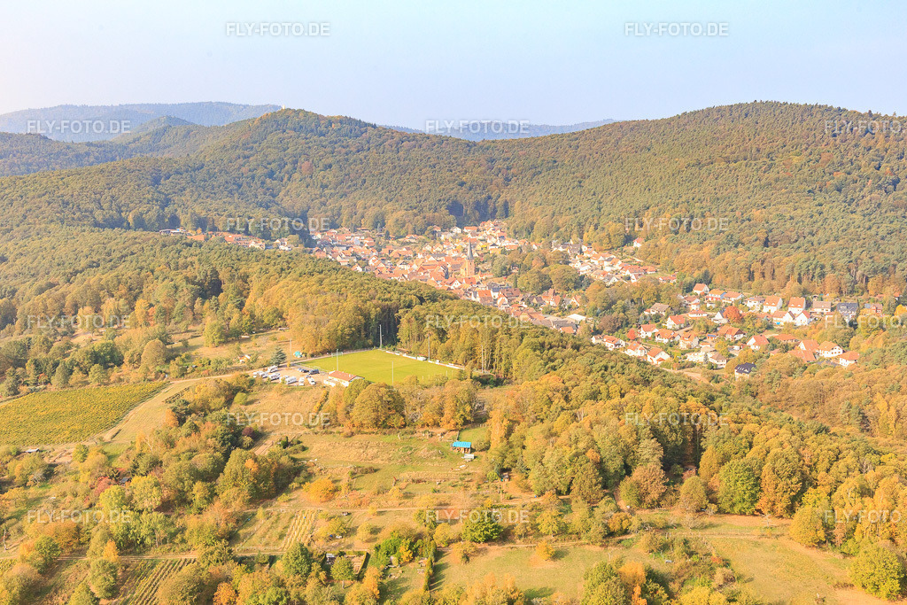 Sportplatz des SV 1946 Dörrenbach Fußballverein und Wohnmobil-Stellplatz Dörrenbach http://www.sv-doerrenbach.de/ | Luftbild: Sportplatz des SV 1946 Dörrenbach Fußballverein und Wohnmobil-Stellplatz Dörrenbach http://www.sv-doerrenbach.de/ in Dörrenbach im Bundesland Rheinland-Pfalz in Deutschland. Foto: IMG_112156.jpg vom 20.10.2018 durch Werner Riehm/FLY-FOTO.de - Realisiert mit Pictrs.com