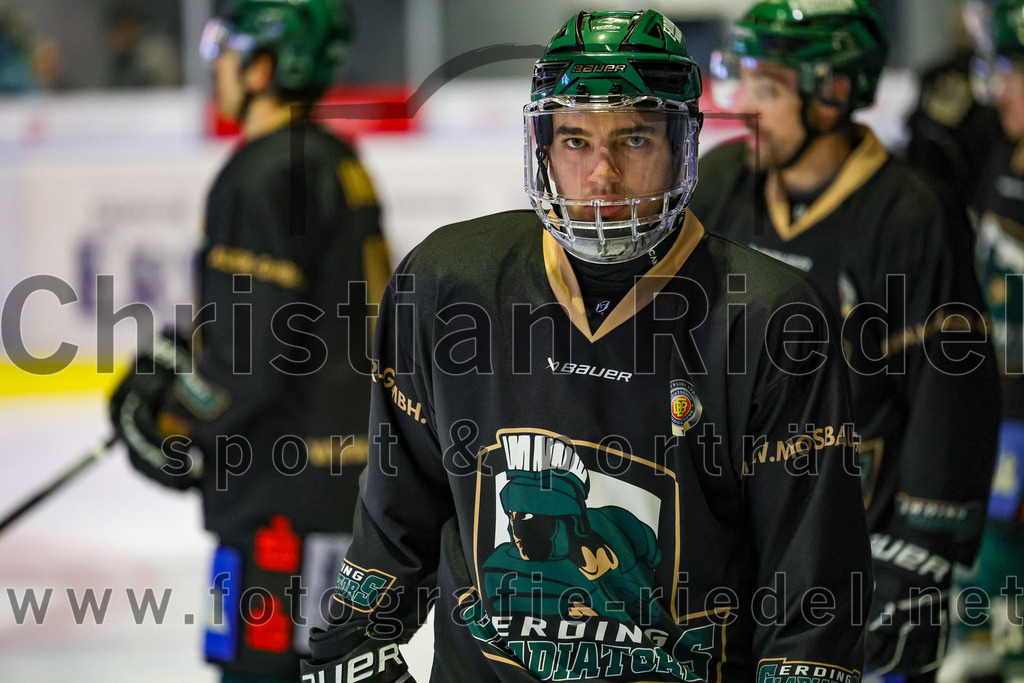 2025-11-16_011_TSV_Erding_gegen_Selber_Woelfe | Erding, Deutschland, 16.11.2025:Eishockey, Oberliga Süd 2025 / 2026, 17. Spieltag, TSV Erding gegen Selber Wölfe, Endergebnis: 3:1Paul Pfenninger (Erding Gladiators, #58)Foto: Christian Riedel / fotografie-riedel.net