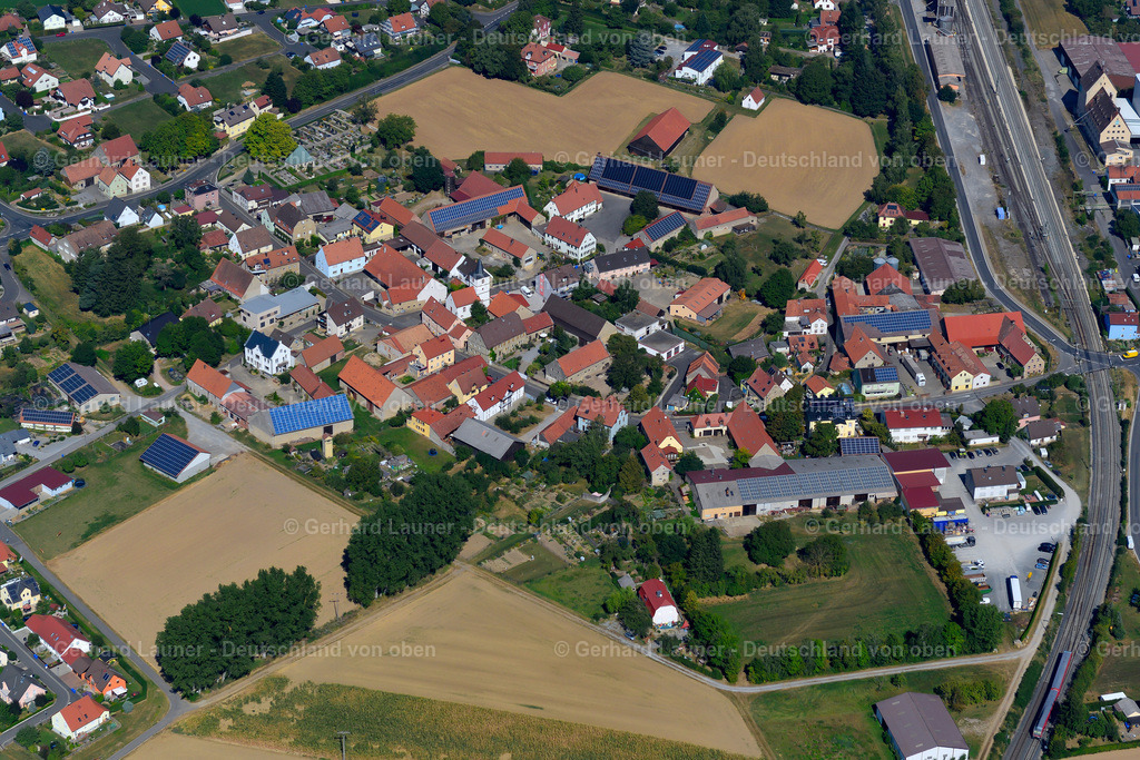 3650527 | GEROLDSHAUSEN 13.09.2016 Ortsansicht am Rande von landwirtschaftlichen Feldern und Nutzflächen  in Geroldshausen im Bundesland Bayern, Deutschland // Village view on the edge of agricultural fields and land  in Geroldshausen in the state Bavaria, Germany Foto: Gerhard Launer