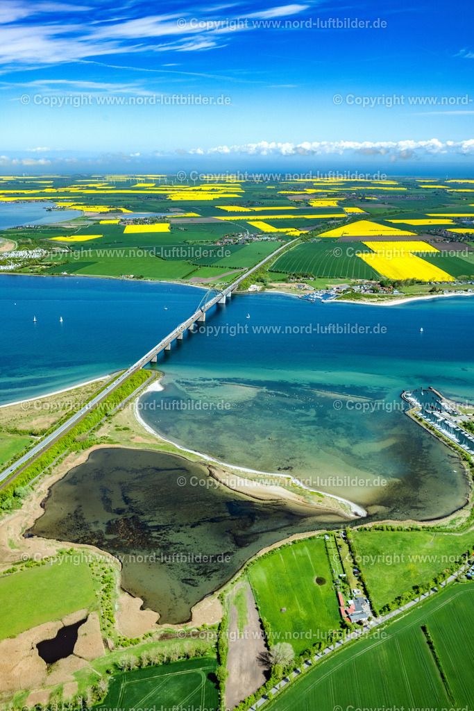Fehmarn_Fehmarnsundbrücke_ELS_4641150522 | FEHMARN 15.05.2022 Blick auf die kombinierte Straßen- und Eisebahnbrücke Fehmarnsundbrücke, der Fehmarnsundquerung zwischen Fehmarn und dem Festland bei Großenbrode in Schleswig-Holstein. // Fehmarn Sund bridge between Fehmarn and the mainland at Grossenbrode in Schleswig-Holstein. Foto: Martin Elsen