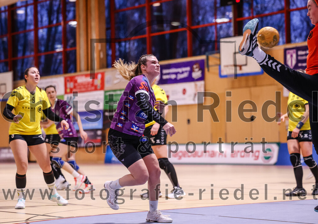 2025-01-11_053_SpVgg_Altenerding_gegen_HF_Scheyern | Erding, Deutschland, 11.01.2025:Handball, Bezirksoberliga Frauen Altbayern 2024 / 2024, 10. Spieltag, SpVgg Altenerding gegen HF Scheyern, Endergebnis: 20:23Verena Kaiser (SpVgg Altenerding, #55), Karolin Kollmar (HF Scheyern, #16)Foto: Christian Riedel / fotografie-riedel.net