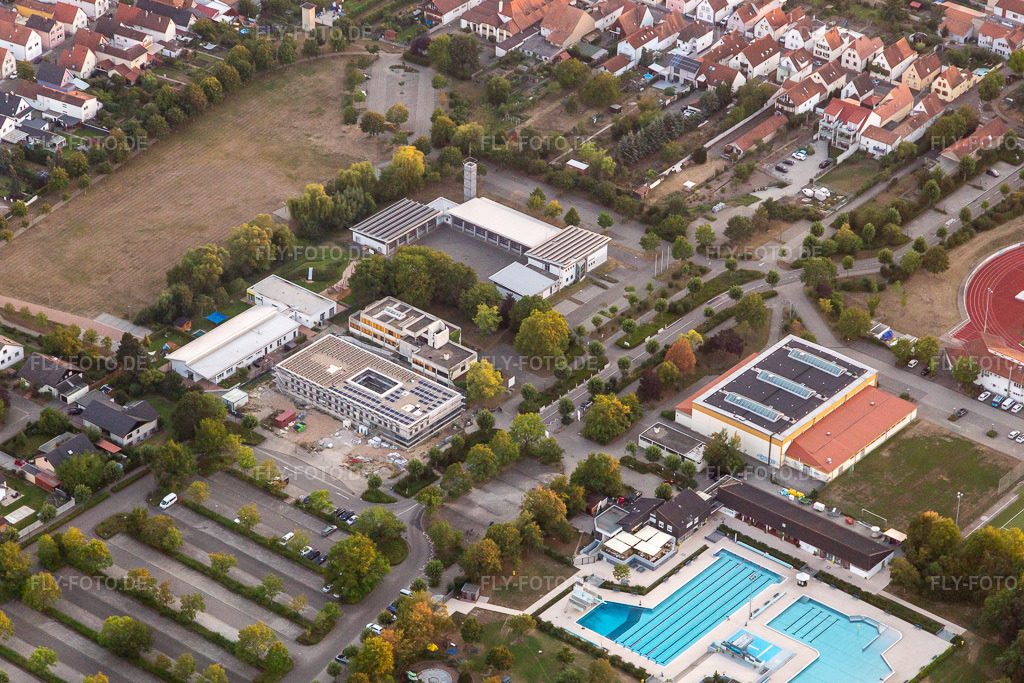 Luftbild: Neues Rathaus der VG Offenbach in Offenbach an der Queich im Bundesland Rheinland-Pfalz in Deutschland. Foto: IMG_122326.jpg vom 15.08.2020 durch Werner Riehm/FLY-FOTO.de