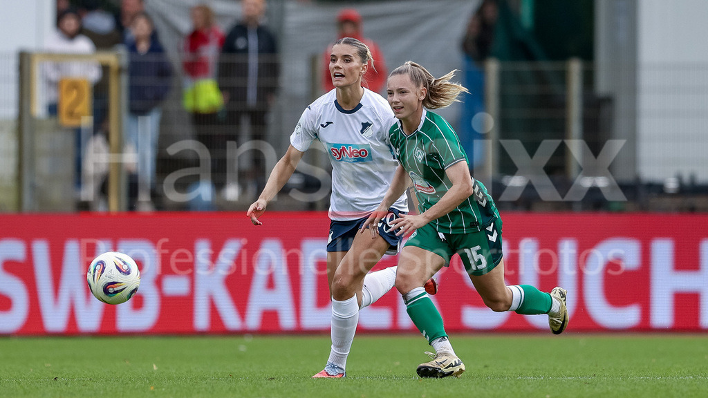 Fussball, Google Pixel Frauen-Bundesliga, SV Werder Bremen - TSG 1899 Hoffenheim | v.li.: Selina Cerci (TSG 1899 Hoffenheim, 29) und Michelle Weiß (SV Werder Bremen, 15) im Laufduell, Zweikampf, Duell, Dynamik, Aktion, Action, Spielszene, DIE DFB-RICHTLINIEN UNTERSAGEN JEGLICHE NUTZUNG VON FOTOS ALS SEQUENZBILDER UND/ODER VIDEOÄHNLICHE FOTOSTRECKEN. DFB REGULATIONS PROHIBIT ANY USE OF PHOTOGRAPHS AS IMAGE SEQUENCES AND/OR QUASI-VIDEO.