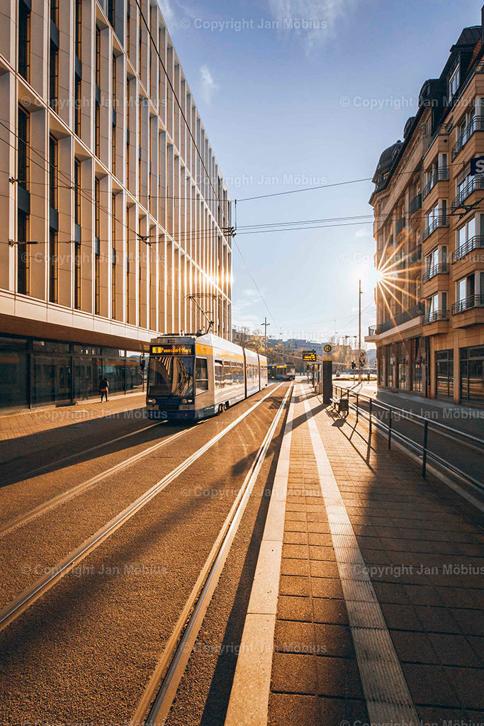 Wintergartenstraße | Die Wintergartenstraße in Leipzig liegt direkt am Hauptbahnhof und verbindet moderne City-Architektur mit Einkaufsmöglichkeiten, Gastronomie und urbanem Verkehrsknotenpunkt. - Realisiert mit Pictrs.com