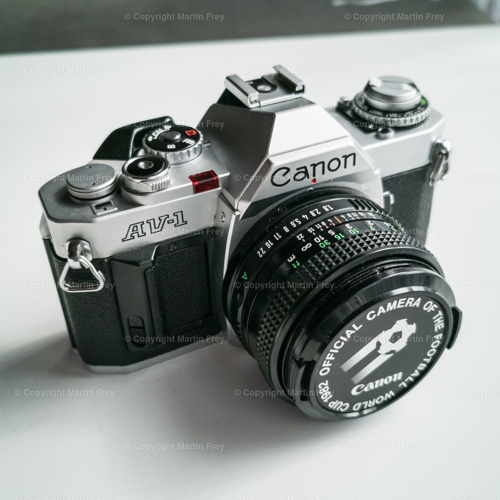 2023_FD004_1x1 | Canon AV-1 silver FD 50mm f/1.8 Word Cup cap - Realisiert mit Pictrs.com