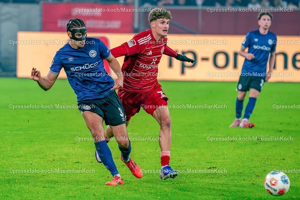 xKKUx16012601051 | 16.01.2026, xkkux, Fußball, Fortuna Düsseldorf - Arminia Bielefeld, 2. Fußball Bundesliga, Merkur Spiel-Arena, Saison 2025 2026: Joel Felix (Arminia Bielefeld #03) im Zweikampf gegen  Luca Raimund (Fortuna Düsseldorf #07)  DFB regulations prohibit any use of photographs as image sequences and or quasi-video.
