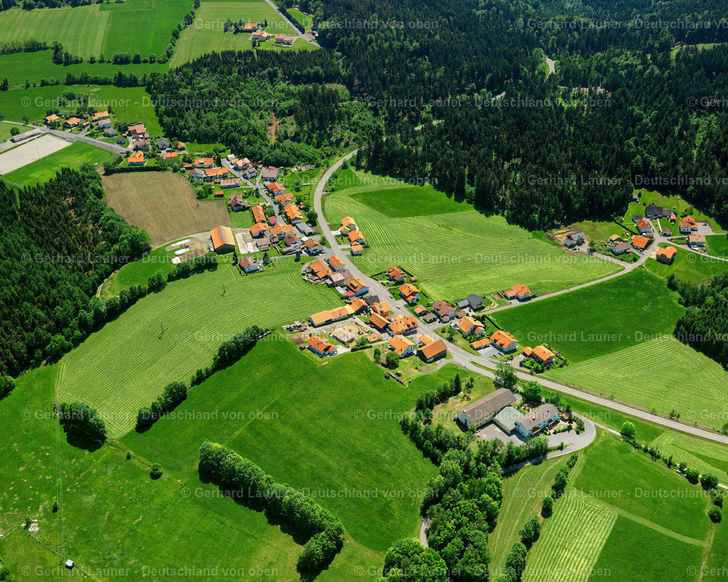 2724139 | HOLZFREYUNG 19.05.2007 Landwirtschaftliche Nutzflächen und Feldgrenzen  umsäumen das Siedlungsgebiet des Dorfes in Holzfreyung im Bundesland Bayern, Deutschland // Agricultural land and field boundaries surround the settlement area of the village  in Holzfreyung in the state Bavaria, Germany Foto: Gerhard Launer
