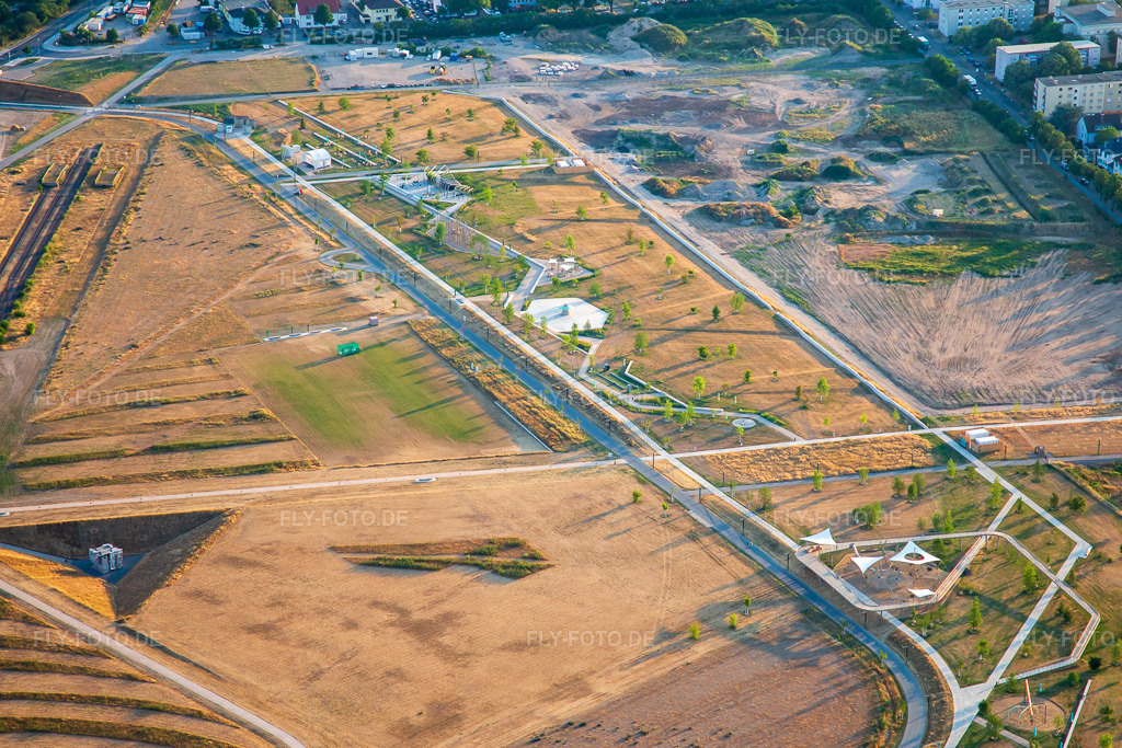 Luftbild: Symphonic Garden, Der Spiegelgarten, Grabgestaltung und Denkmal im Spinelli-Park der Bundesgartenschau Mannheim BUGA 2023 im Ortsteil Käfertal in Mannheim im Bundesland Baden-Württemberg in Deutschland.Foto: IMG_137153.jpg vom 24.06.2023 durch Werner Riehm/FLY-FOTO.deAuflösung des Originals: 4985 x 3324 px