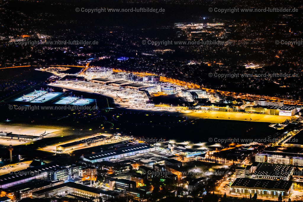 Hamburg_Fuhlsbüttel_Flughafen_Terminal_Nachtaufnahme_ELS_7940060325 | HAMBURG 06.03.2025 Nacht- Lichter und Beleuchtung Abfertigungs- Gebäude und Terminals auf dem Gelände des Flughafen " Hamburg Airport Helmut Schmidt "(ICAO-Code EDDH)im Ortsteil Fuhlsbüttel in Hamburg, Deutschland. Weiterführende Informationen bei: Drees &amp; Sommer SE,  Flughafen Hamburg GmbH,  IDEA Architekten GbR,  Weber Poll Ingenieurbüro für Bauwesen GbR,  gmp International GmbH. // Night lighting dispatch building and terminals on the premises of the airport " Hamburg Airport Helmut Schmidt "(ICAO-Code EDDH) in the district Fuhlsbuettel in Hamburg, Germany. Further information at: Drees &amp; Sommer SE,  Flughafen Hamburg GmbH,  IDEA Architekten GbR,  Weber Poll Ingenieurbuero fuer Bauwesen GbR,  gmp International GmbH. Foto: Martin Elsen