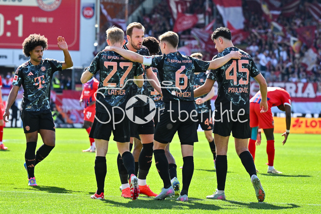 1. FC Heidenheim - FC Bayern München | Jubel der Gaeste nach dem Treffer zum 0-2 duch Konrad LAIMER (FC Bayern Muenchen 27) / Tor / Torschuetze / Freude / Happy / Bundesliga: 1. FC Heidenheim - FC Bayern Muenchen, Voith Arena am 19.04.2025