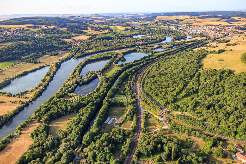 Vue aérienne: Les étangs à Arnaville à Arnaville dans le département Meurthe et Moselle, France.Photo: IMG_083249.jpg prise le 12/07/2015 par Werner Riehm/FLY-FOTO.euRésolution de l'original: 5472 x 3648 px