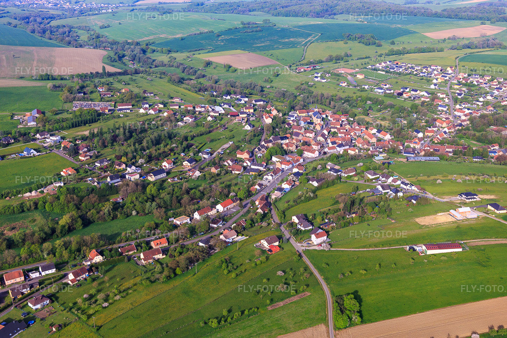 Luftbild: Ortsansicht von Nordosten in Gros-Réderching im Bundesland Moselle in Frankreich. – Foto: IMG_140680.jpg vom 01.05.2024 durch Werner Riehm/FLY-FOTO.de – Auflösung des Originals: 5472 x 3648 px