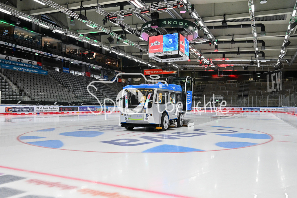 Augsburger Panther - ERC Ingolstadt | Die Eismaschine faehrt vor der Partie noch ueber das Eis / Symbolbild / DEL: Augsburger Panther - ERC Ingolstadt, Curt Frenzel Stadion am 26.01.2025