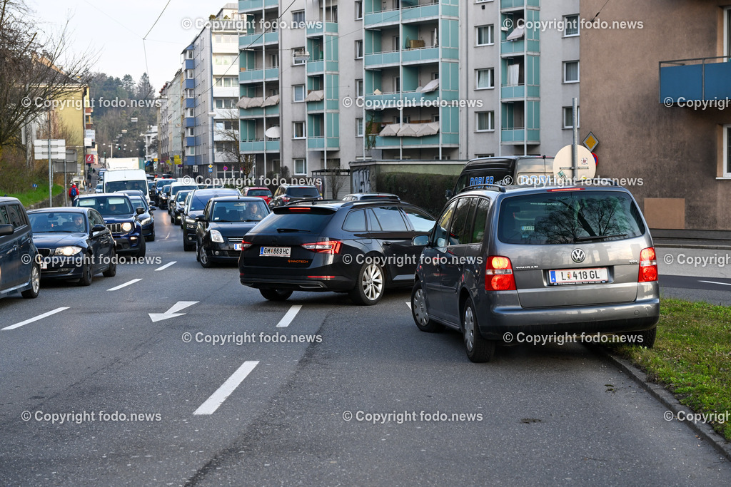  Klimagegner Linz Waldeggstrasse_ Klimakleber_ 20.03.2023-19 | 20.03.2023, Linz, AUT, Klimagegner Linz Klimakleber, im Bild Klimagegner kleben auf der Strasse, Linz Waldeggstrasse, Polizei, Verkehr, Zebrastreifen, Fussgaengeruebergang, Transparent, Demo, Klimawandel
