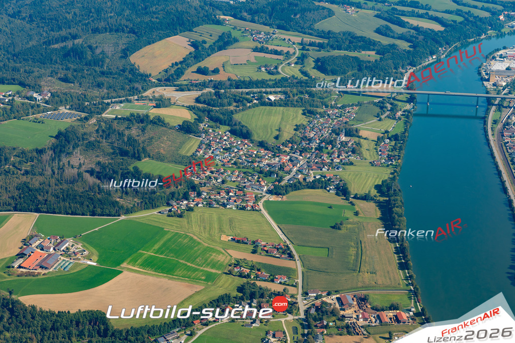 Die Luftaufnahme Schalding links der Donau - Passau wurde 2021 mittels Flugzeug (keine Drohne) erstellt. Hohe Auflösung -für große Poster und Wandbilder geeignet!
