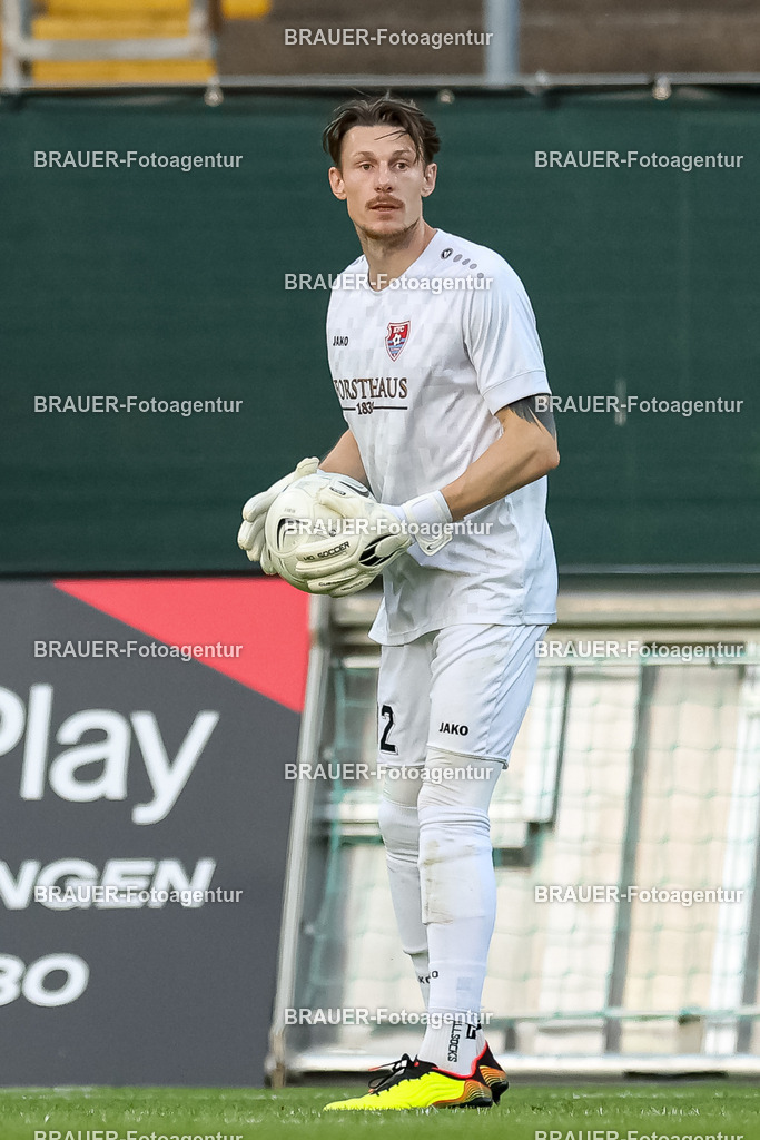 SB_KFCBAU_20250815_4310.JPG -  - KFC Uerdingen - SF Baumberg - Oberliga Niederrhein | Krefeld, Deutschland, 15.08.25: Torwart Rafael Hester (KFC Uerdingen) in Aktion, am Ball, Einzelaktion während des Oberliga Niederrhein Spiels zwischen KFC Uerdingen - SF Baumberg in der Grotenburg Stadion am 15. August 2025 in Krefeld, Deutschland. (Foto von Stefan Brauer/Brauer-Fotoagentur)