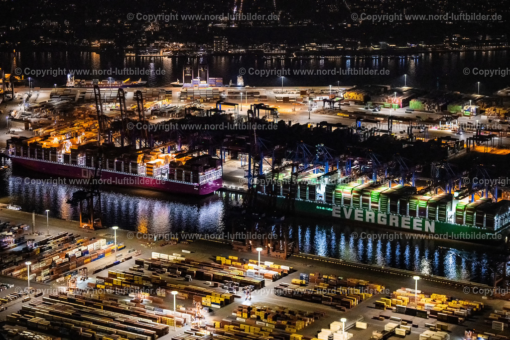 Hamburg_Burchardkai_Containerschiffe_Evergreen_und_One_CTB_HHLA_Nachtaufnahme_ELS_5924060325 | HAMBURG 06.03.2025 Nacht- Lichter und Beleuchtung HHLA Logistics Container Terminal am Waltershofer Hafen in Hamburg. Weiterführende Informationen bei: EUROGATE GmbH & Co. KGaA, KG,  Hamburger Hafen und Logistik Aktiengesellschaft. // Night lighting hHLA Logistics Container Terminal at the port Waltershofer Hafen in Hamburg. Further information at: EUROGATE GmbH & Co. KGaA, KG,  Hamburger Hafen und Logistik Aktiengesellschaft. Foto: Martin Elsen