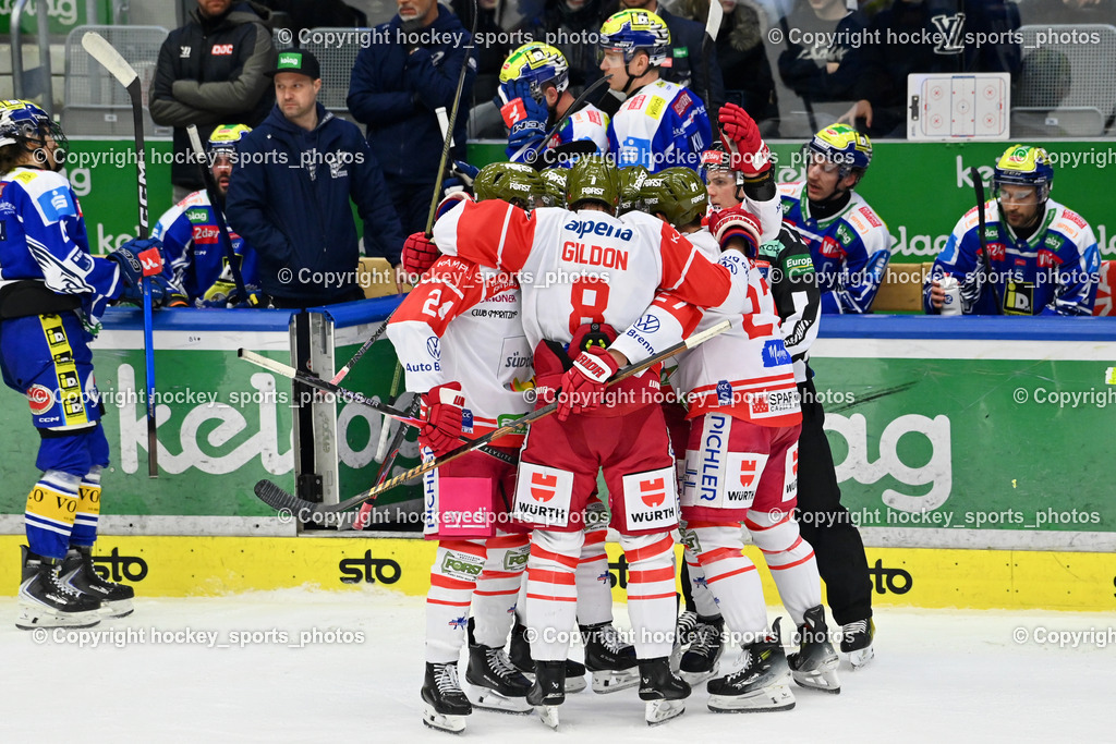 EC IDM WÄRMEPUMPEN VSV vs. HCB Südtirol Alperia | Jubel HC Bozen Mannschaft, #8 Max Gildon HCB Südtirol Alperia, #24 Cole Schneider HCB Südtirol Alperia, #27 Jason Seed HCB Südtirol Alperia, EC IDM WÄRMEPUMPEN VSV vs. HCB Südtirol Alperia, EC IDM WÄRMEPUMPEN VSV vs. HCB Südtirol Alperia am 28.12.2025 in Villach (Stadthalle Villach), Austria, (Photo by Bernd Stefan)