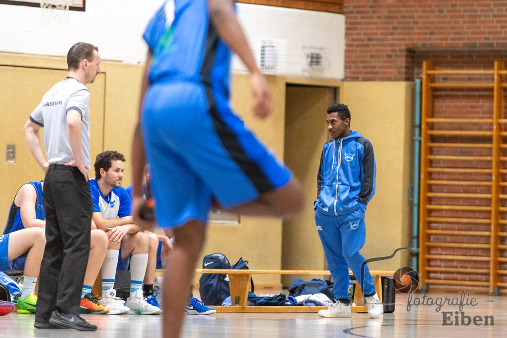 TSG Westerstede-Fortuna Logabirum | Basketball 2. Regionalliga; TSG Westerstede 2 (weiß)- Fortuna Logabirum (blau) am 12.12.2025 in Westerstede (Hössensportzentrum), Photo: Philip Eiben 2025 - Realisiert mit Pictrs.com
