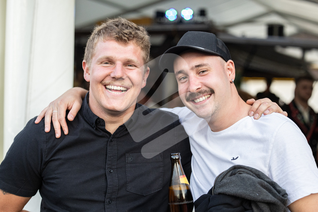 ESAF2025_Empfang_8449 | Die Schwinger des Schwyzer Kantonalen Schwingerverbandes: Fotos, die Dynamik und Leidenschaft festhalten, sowie emotionale Momente aus dem traditionellen Schwingsport zeigen. - Realisiert mit Pictrs.com