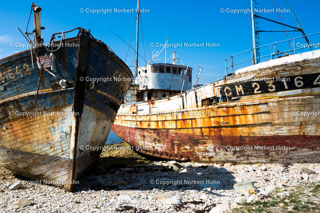 Reisefotografie - Frankreich - Atlantikkueste | Schiffsfriedhof im bretonischen Hafen von Camaret-Sur-Mer. - Realisiert mit Pictrs.com