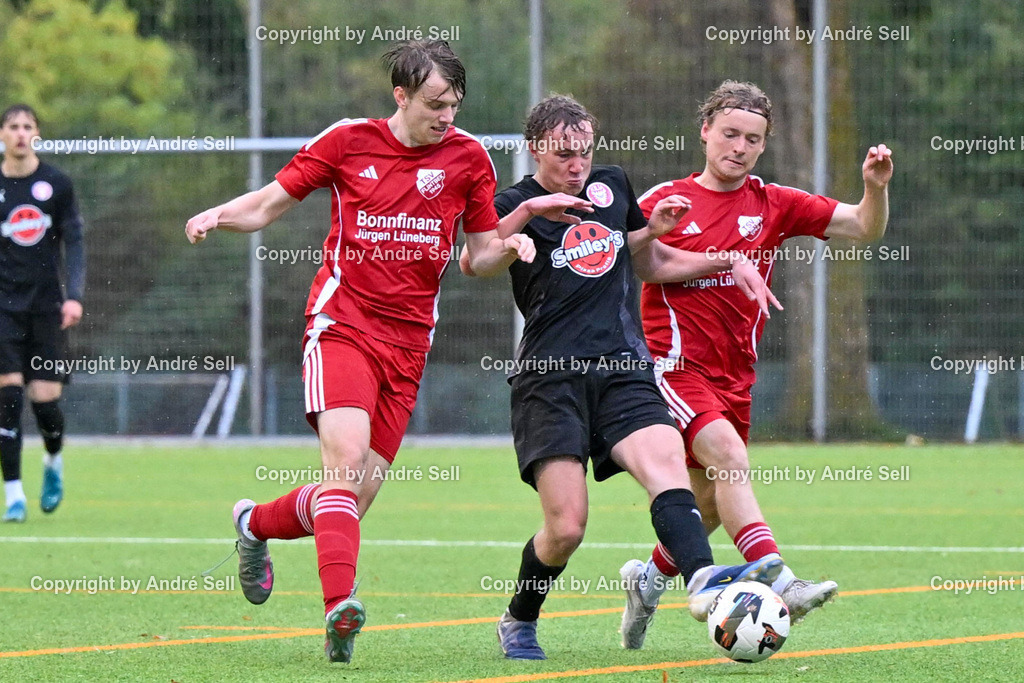 FC Kilia Kiel II vs TSV Flintbek | Kjell Ullrich (Kilia #3) vs Nils Tietgen (Flintbek #13) &amp; Christoph Rober (Flintbek #12) / Fußball-Verbandsliga Ost Männer 2026/2027 / FC Kilia Kiel II vs TSV Flintbek / Kilia Sportplatz / Kiel / 10.10.26 - Realisiert mit Pictrs.com