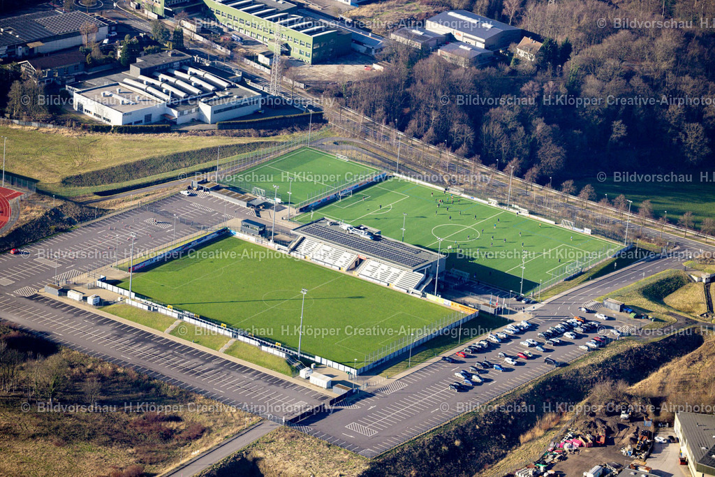 Luftbild Velbert-8650 | Luftbildfotografie Fußballstadion und Nebenplatz des SSVG Velbert 02 an der Industriestraße in Velbert im Bundesland Nordrhein-Westfalen, Deutschland. - Realisiert mit Pictrs.com