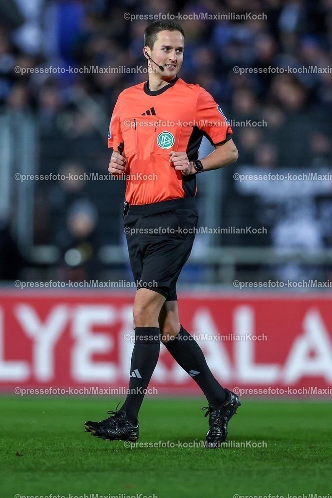 BVBII26012502093 | 26.01.2025, Fußball, 3.Liga, Borussia Dortmund II - Arminia Bielefeld, Stadion Rote Erde, Saison 2024 2025: Schiedsrichter Daniel BartnitzkiDFB regulations prohibit any use of photographs as image sequences and or quasi-video.