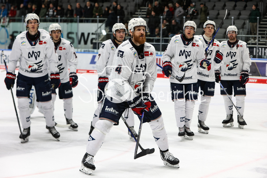 Augsburger Panther - Adler Mannheim | Die Spieler der Adler feiern zusammen mit ihren Fans den Auswaertssieg in Augsburg / Jubel / Freude