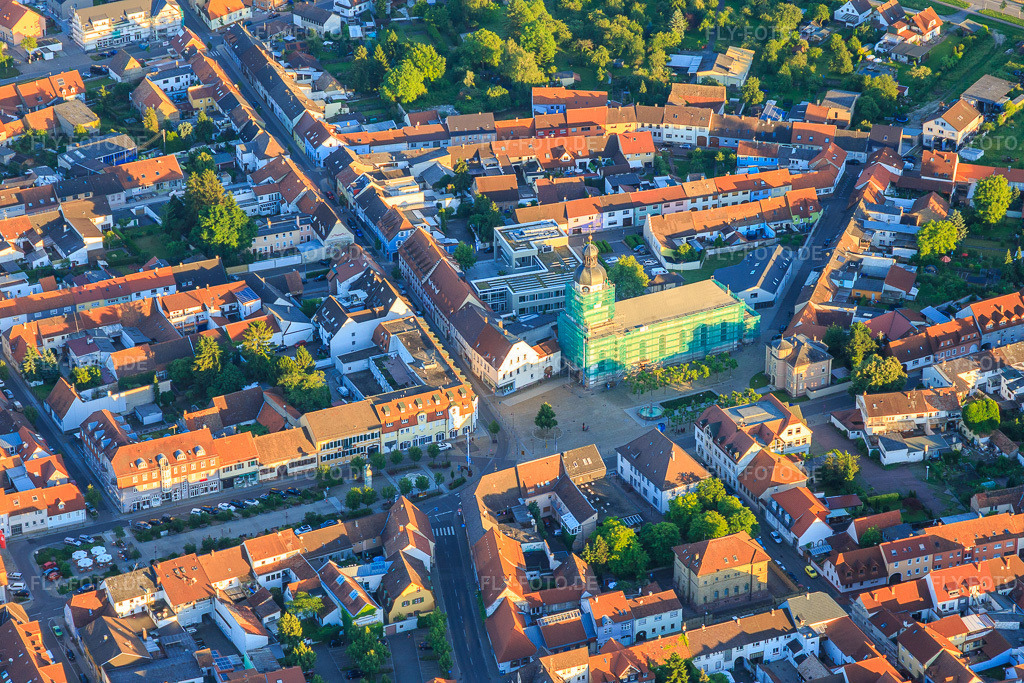 Luftbild: Marktplatz mit eingerüsteter Kirche St. Maria in Philippsburg im Bundesland Baden-Württemberg in Deutschland. Foto: IMG_100910.jpg vom 10.06.2017 durch Werner Riehm/FLY-FOTO.deSeelsorgeeinheit Oberhausen-Philippsburg - Ebene 1