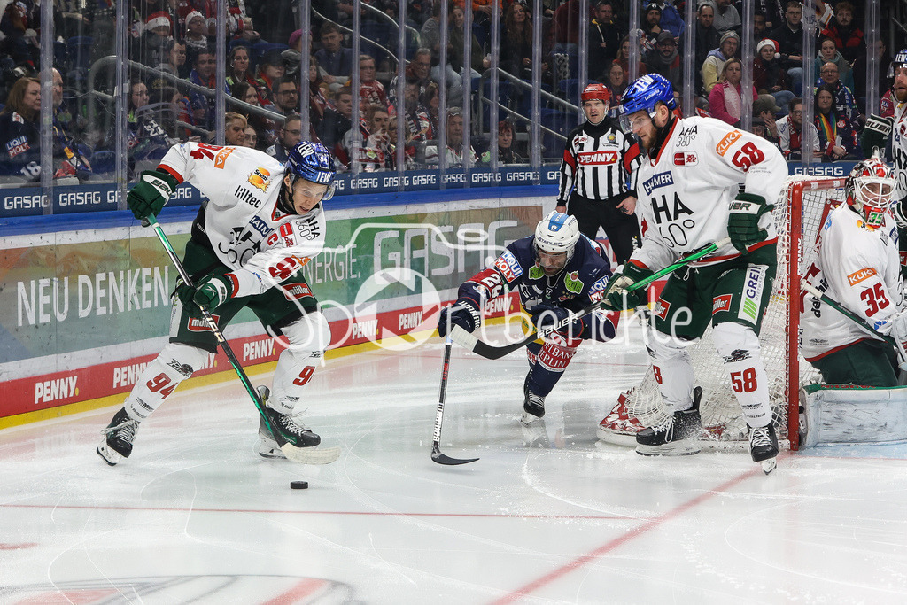 Eisbären Berlin - Augsburger Panther | V. L. Anrei HAKULINEN (AEV #94), Patrice CORMIER (EBB #28) und Maximilian RENNER (AEV #58) / Duell / Zweikampf