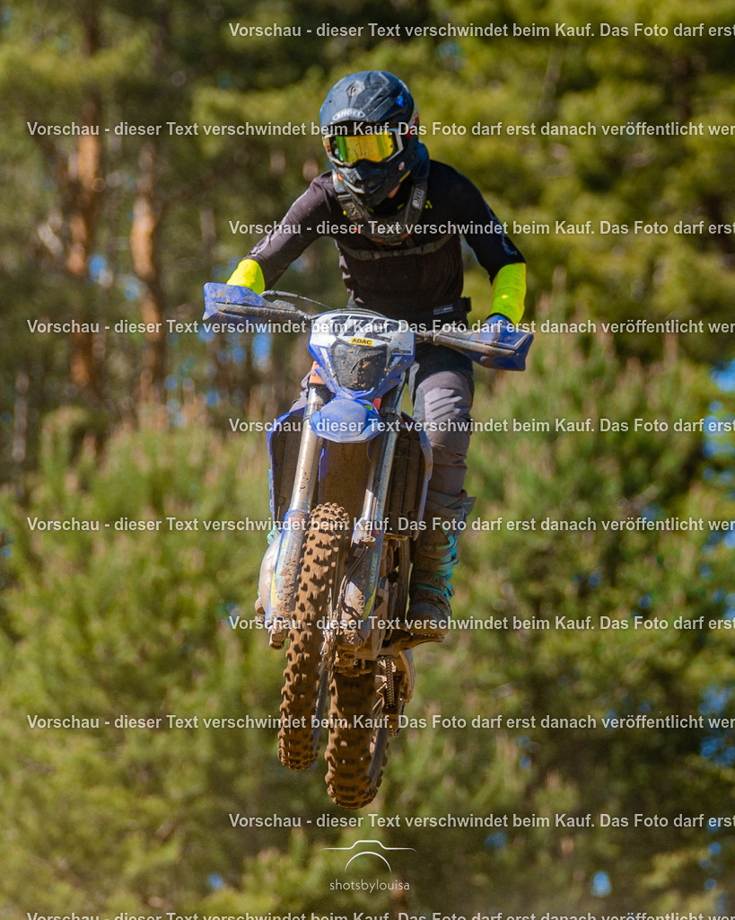 20260501_MCWriezen-3259 | Sportfotografin aus Berlin-Brandenburg mit Fokus auf Motocross. Ich halte deine sportliche Leistung und echte Emotionen auf und neben der Strecke professionell fest. Entdecke die Fotos von deinem Rennen und bestelle sie direkt hier im Shop.