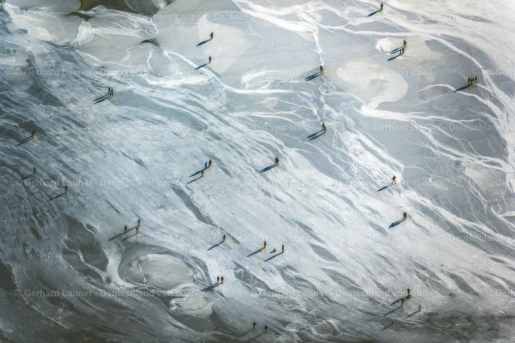 4043964 | MüNSTER 13.02.2021 Spaziergänger und Passanten laufen auf der Eisschicht der zugefrorenen Uferbereiche der See - Oberfläche des Aasee im Ortsteil Pluggendorf in Münster im Bundesland Nordrhein-Westfalen, Deutschland. // Wintry snowy strollers and passers-by walk on the ice sheet of the frozen bank areas of the lake - surface of Aasee in the district Pluggendorf in Muenster in the state North Rhine-Westphalia, Germany. Foto: Gerhard Launer