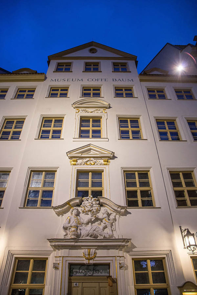 Museum Zum Arabischer Coffe Baum bei Nacht | Entdecke über 20 Kategorien Leipzig-Motive: Foto-Downloads, hochwertige Poster, Leinwand- & Fine-Art-Prints. Jetzt Lieblingsfoto im Bildlexikon Leipzig Shop bestellen!