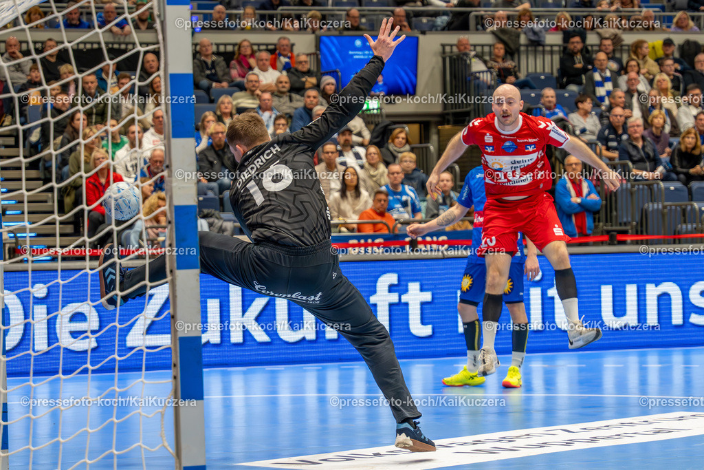 KKU01122401003 | 01.12.2024, xkkux, Handball, 2.BL, Bergischer HC - HSG Nordhorn-Lingen, Düsseldorf, PSD-Bank Dome, 2. Bundesliga, Saison 2024 2025: xxxxxxxxxxxxx wirft auf das Tor von Torhüter Lukas Diedrich (BHC #16)