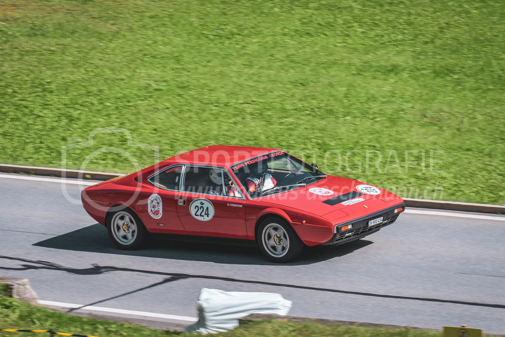 21. Arosa ClassicCar 2025 - 6. =September= 2025 | Esther Enkelmann aus Erlenbach (SUI) in einem Ferrari Dino 308 GT4 aus dem Jahre 1981 mit Startnummer 224 am Arosa ClassicCar 2025 in der Kategorie Classic Trophy..@arosaclassiccar, @arosa.official, #arosaclassiccar, #arosa, #76curves, #classiccarBild: Sportfotografie Markus Aeschimann | www.markus-aeschimann.ch - Realisiert mit Pictrs.com